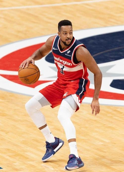 依旧很稳定!麦科勒姆半场5中4&三分3中3砍下16分5助