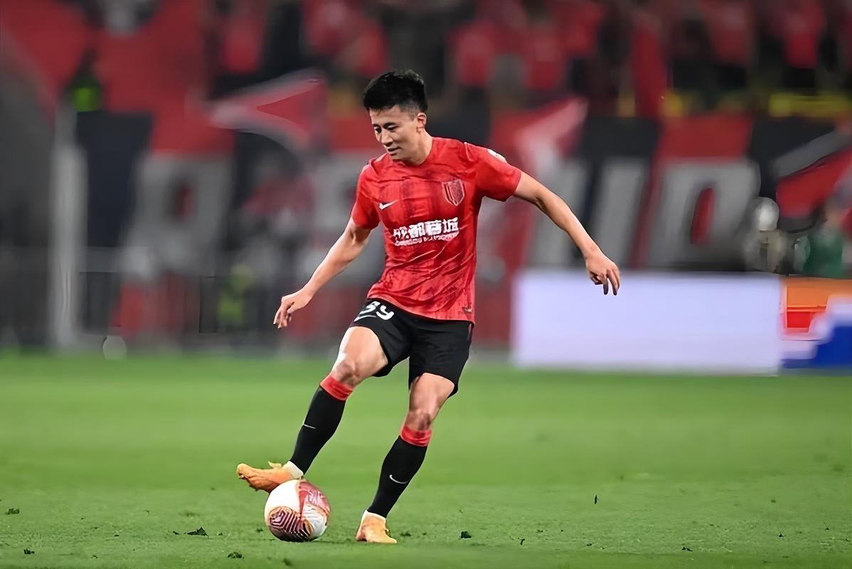 足球报:蓉城在赛季初展现出争冠势头 韦林顿成为金靴有力竞争者