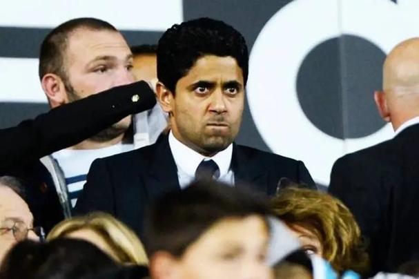 法媒：巴黎市长观战巴黎比赛，纳赛尔送签名球衣，双方修补关系