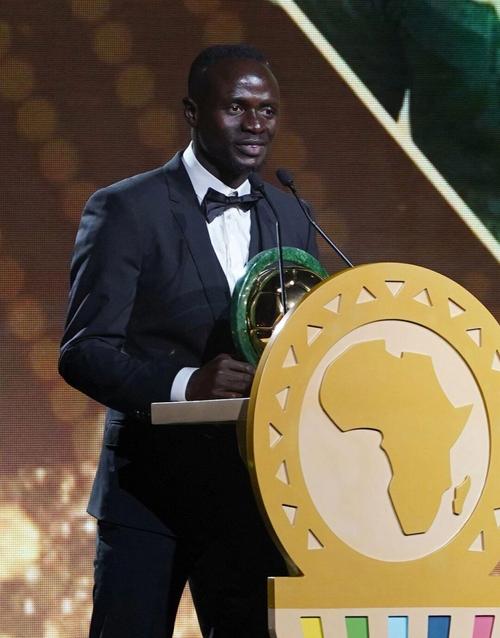 法甲官方晒塞内加尔球员海报:在塞内加尔独立日庆祝非洲杯冠军