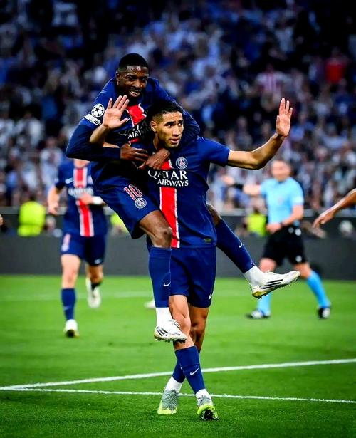 出场次数里程碑,巴黎圣日耳曼为阿什拉夫颁发200场纪念奖章