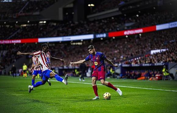 记者：贝尔纳尔脚踝受伤，将于明天接受医学检查以确定伤情程度