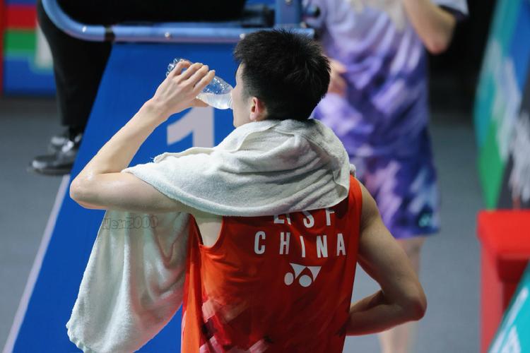 杨毅:史密斯空中悬停1秒的绝杀 简直像乔丹一样