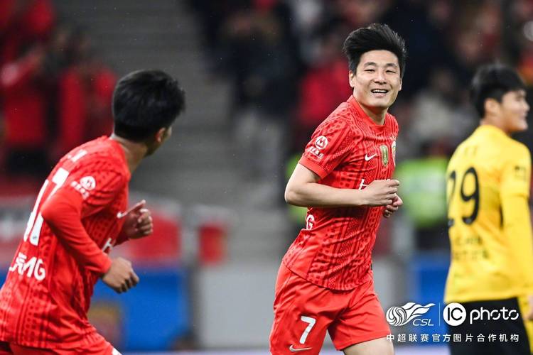 真的老了！34岁武磊下半场替补三失良机，单刀滑倒+空门打偏