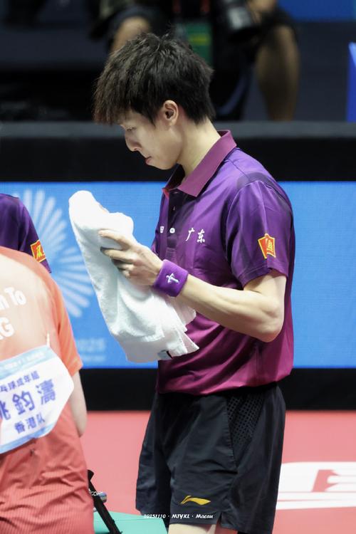 纯来看球上半场看到冈萨雷斯手球领黄牌，3C翘二郎腿鼓掌大笑