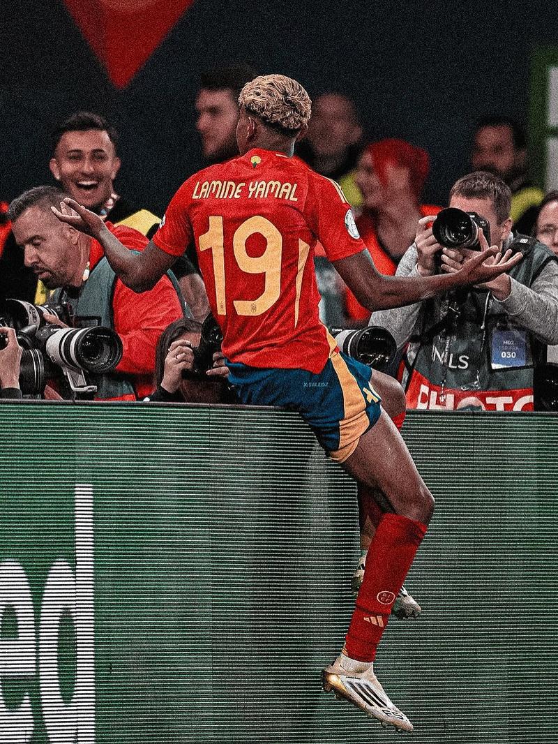 弗里克:亚马尔比赛结束时确实有点生气,他不断尝试但未能破门