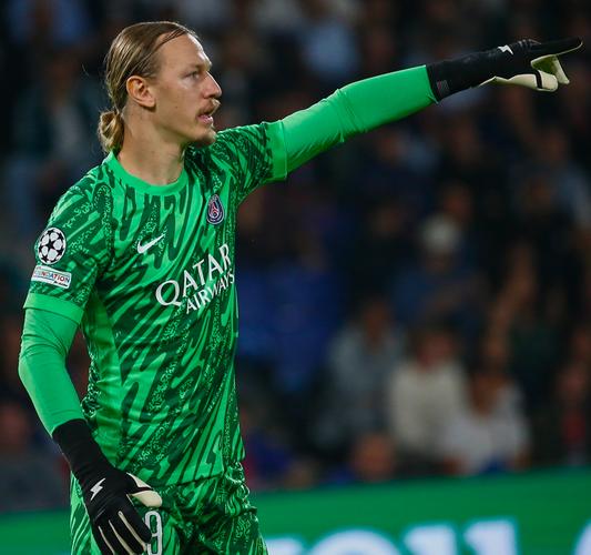 萨福诺夫谈成为主力门将:我没有接受担任替补,努力工作把握机会