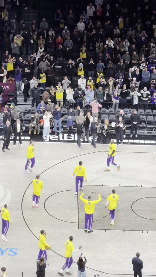 美媒:若41岁老詹能带这支湖人闯过首轮 就别再讨论乔詹之争了