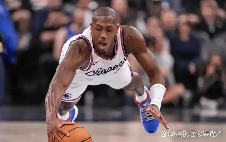 直红改黄牌！弗里克：马丁确实碰到了球，在我看来那并不构成犯规