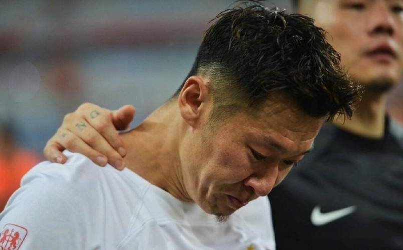 重情重义！徐新向老东家海港球迷谢场时落泪