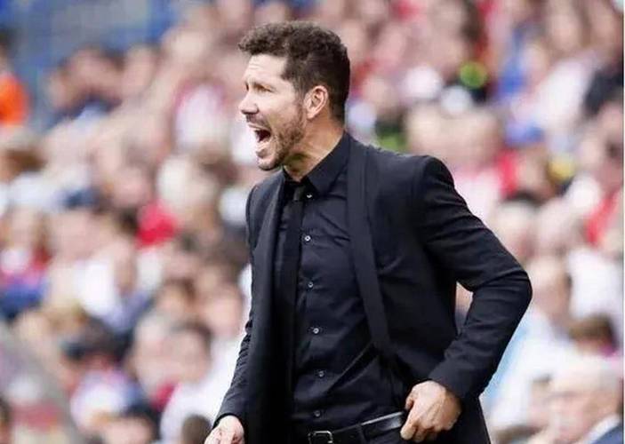 马丁黄牌同款！马竞18岁小将先捅到球后踢到加维小腿，主裁没给牌