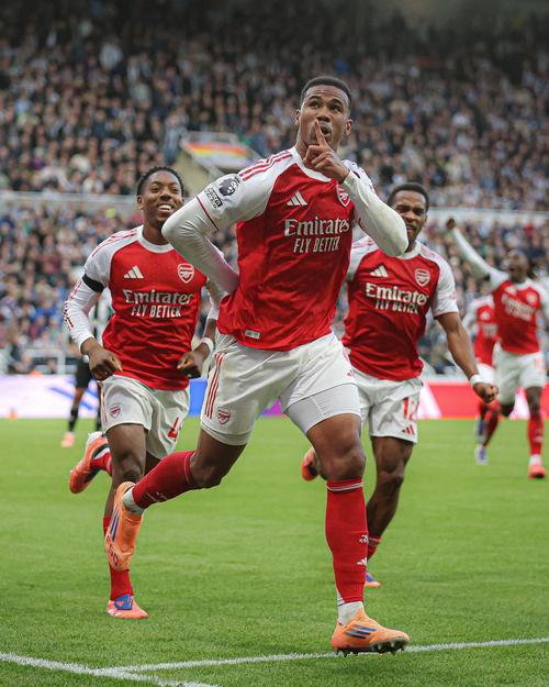 枪迷落泪！阿森纳被绝杀，小球迷拿衣角抹泪，女球迷眼眶泛红