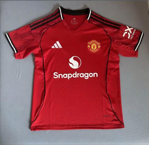 曼联新赛季第三球衣谍照：米白色主色调，设计灵感源于兰开夏玫瑰