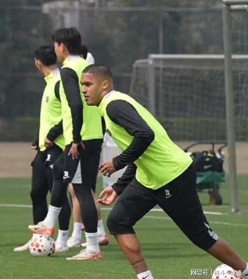 浙江vs铜梁龙首发：5外援PK！王钰栋、米特里策先发，迪马塔出战