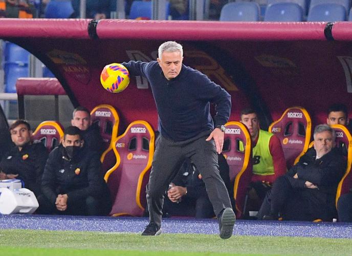 暴怒！米特里策染红冲上去想找裁判理论，队友赶紧把他拉住