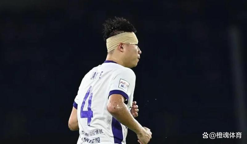 直红！米特里策再度薅李镇全头发，主裁看完VAR将其红牌罚下