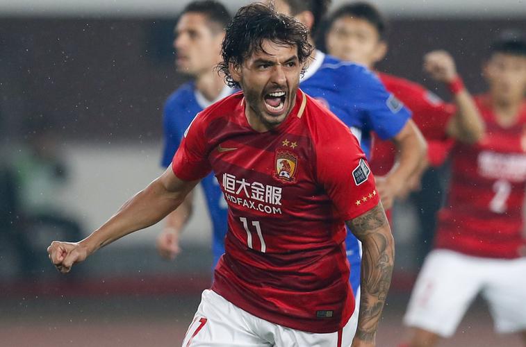 邓弗里斯:我此前经历了一段困难时期 错失进球机会但胜利最重要