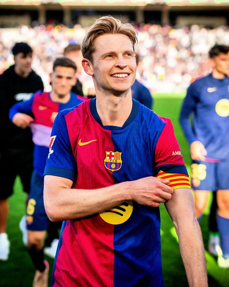 世体:巴萨希望德容至少进入与西班牙人比赛名单,最好有出场时间