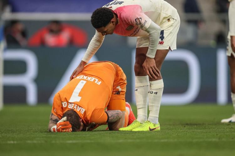 意媒:罗马后卫曼奇尼右腿内收肌受伤半场被换下,需进一步检查