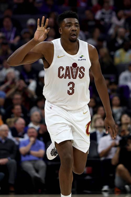 能里能外!骑士赢球海报:封面人物托马斯·布莱恩特