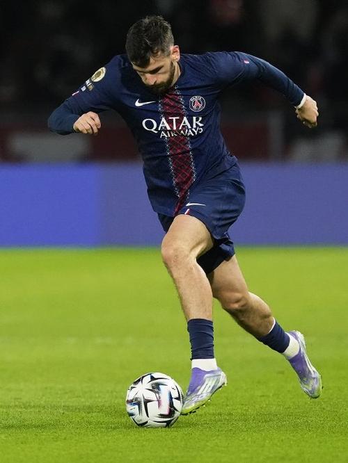 RMC:恩里克给球队放假两天,巴黎球员为马尔基尼奥斯女儿庆生