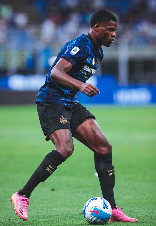 邓弗里斯达成国米生涯200场比赛里程碑,贡献25球26助