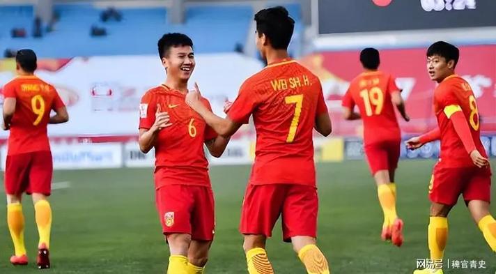 博主：经咨询多名专业裁判，均一致认定韩镕泽禁区外手接球是直红