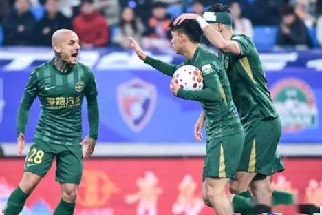 冲动！米特里策染红后想冲进球场被带离，离场前还怒踹赞助商水桶