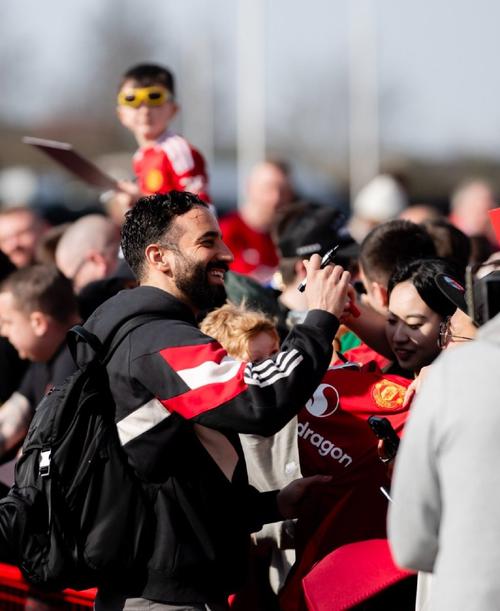 抓李镇全头发染红!米特里策向球队、球迷致歉,未直接向对手道歉