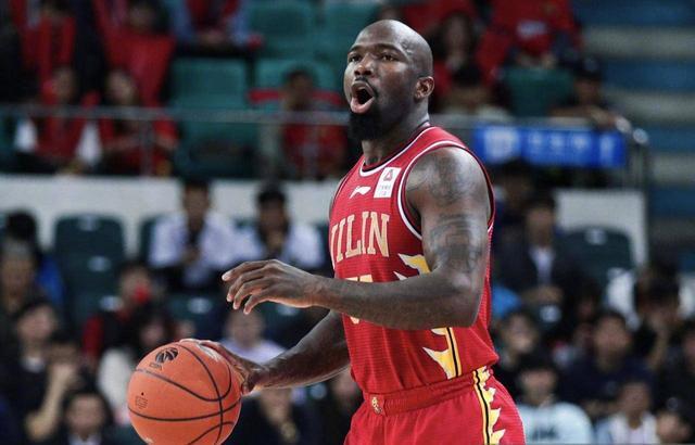 年度最佳扑救！球迷热议索默空中换手神扑：哈利波特、蜘蛛侠！