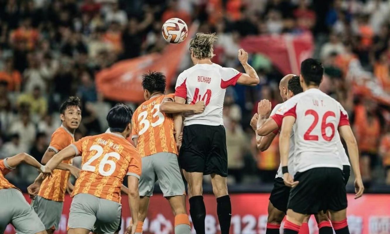 米特里策首次薅头发VAR未介入,央视解说:VAR在干什么?这是红牌