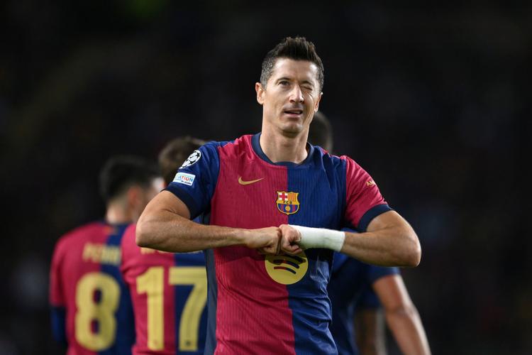 世体:莱万希望本赛季帮巴萨西甲和欧冠夺冠,然后再续约一年