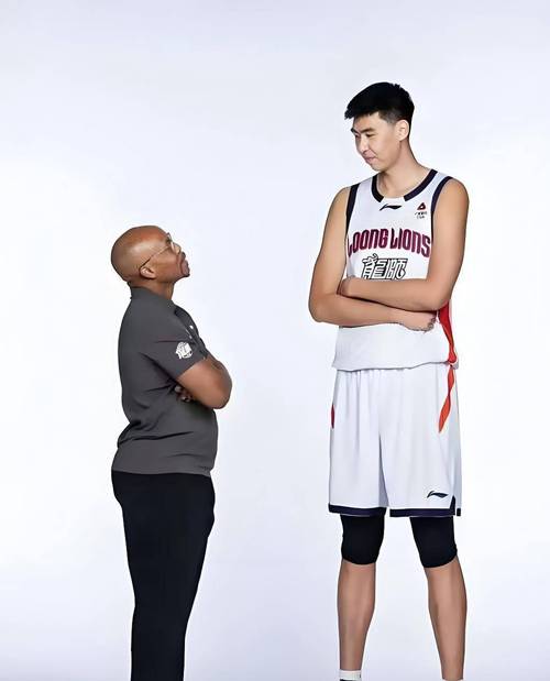 倾囊相授!广州主教练内特·米切尔又一对一地给徐昕看录像上小课