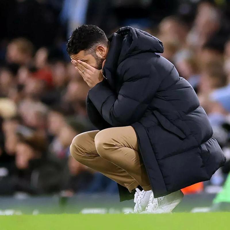 输给副班长仅高出降级区2分，塞维利亚球员在机场遭自家球迷辱骂