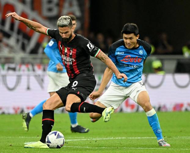 意媒:米兰在输给那不勒斯后立刻返回米兰城,早上将继续训练