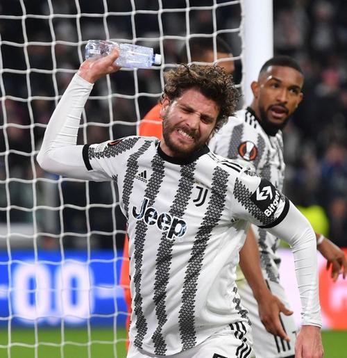 前裁判：布雷默进球未犯规，马丁脚在禁区线上导致VAR长时间审查