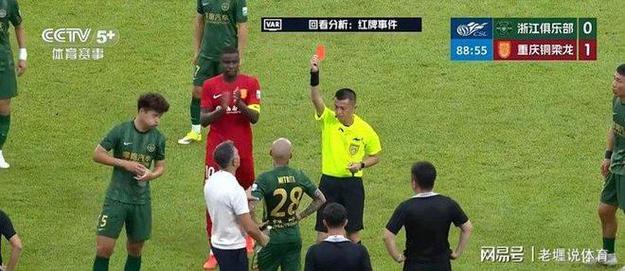 米特里策踹赞助商冰桶有参照！23年海港外援卡隆踹冰桶禁1场罚1万