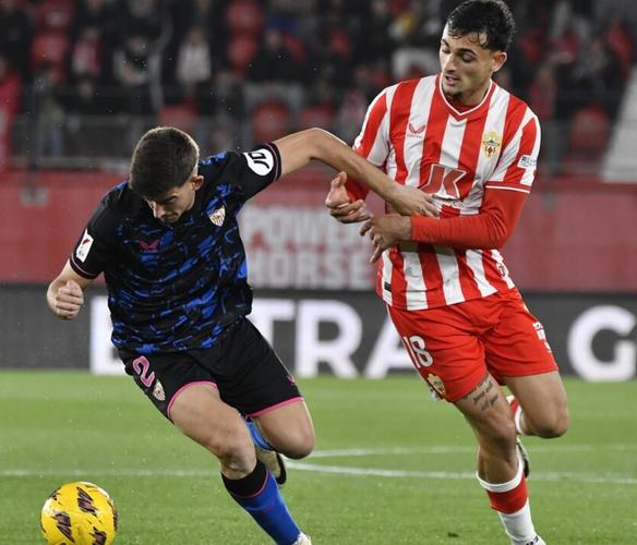 防守失位丢球+反抢犯规吃红牌！塞维利亚后卫夸西赛后被媒体打0分