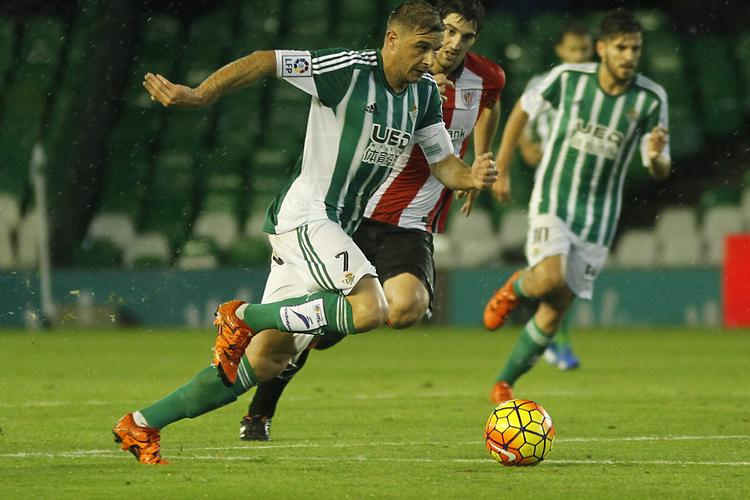 吃瓜!贝蒂斯中场连续4场坐板凳 外界猜测因他与董事华金女儿交往