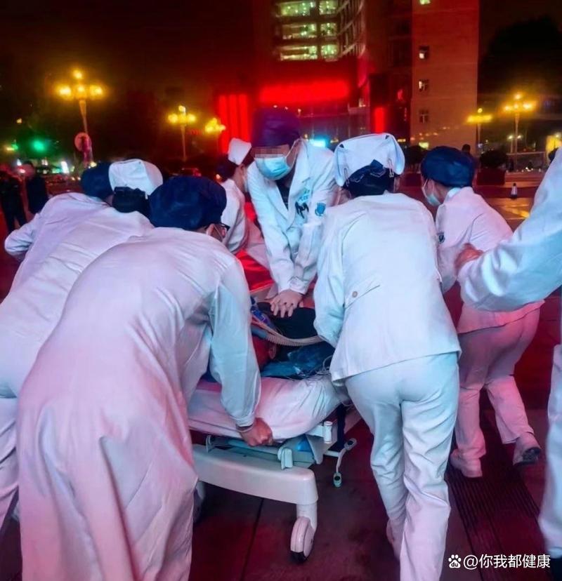 87岁法兰克福球迷比赛期间心脏骤停,现场抢救成功之后在医院去世