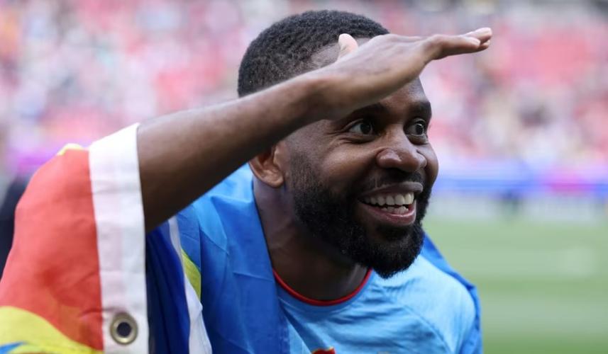 放狠话×2！民主刚果游行庆典，巴坎布举标语：葡萄牙尽在掌握