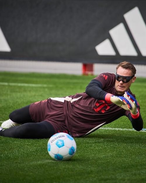 太抽象!拜仁官推晒照将诺伊尔P成天线宝宝太阳:你是我的阳光