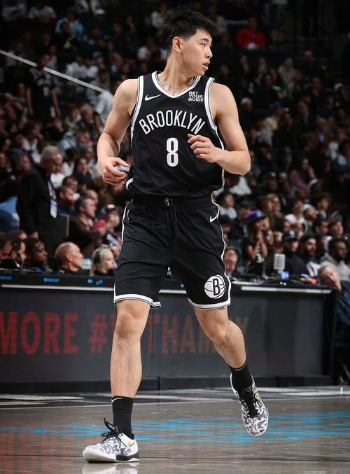 有球迷提醒扣篮别单脚落地？崔永熙：单脚落地代表阴影过去了