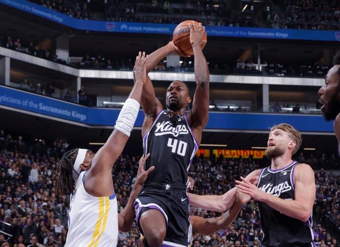 沦为空砍!皮特森22中12&7记三分轰下44分4板2助4断 第三节16分