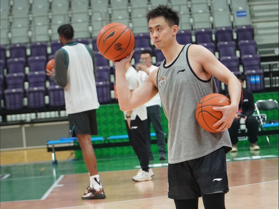 赵继伟：控制好失误 作为球队的后卫这方面我要做得更好一些