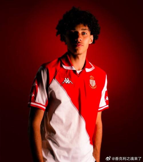 脾气好!奥利塞倒地后被居莱尔强行拖拽,队友出头奥利塞平静微笑