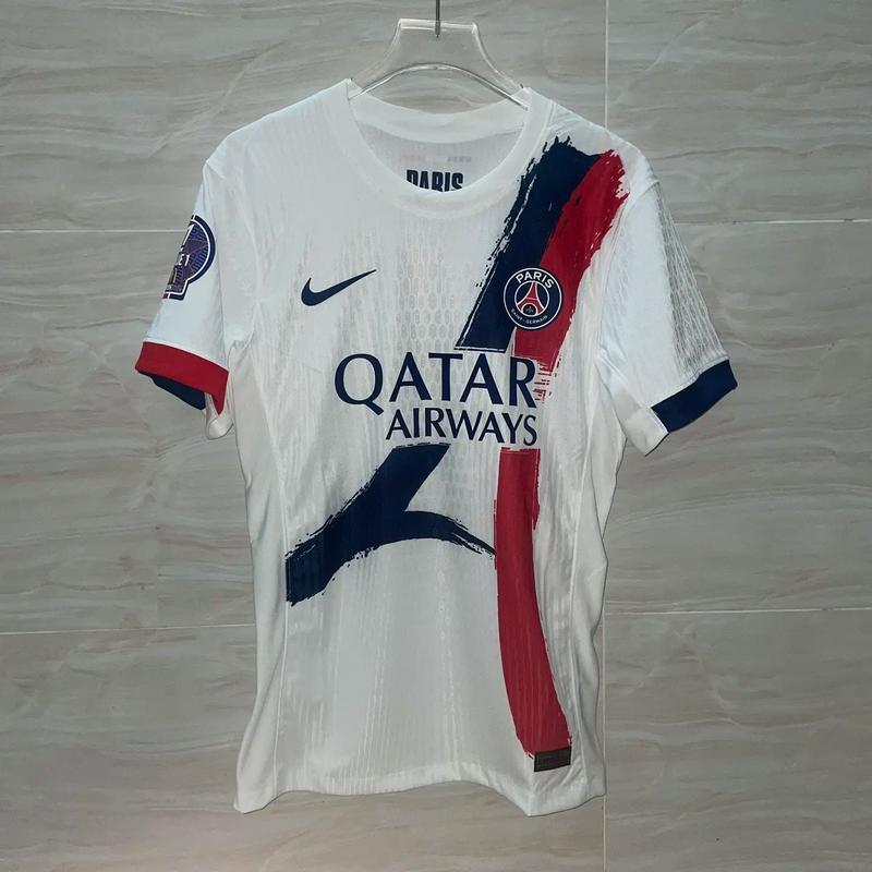 巴黎圣日耳曼新赛季客场球衣设计曝光:采用渐变色条纹和队徽