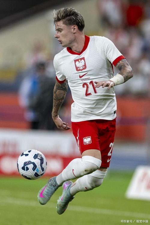 法国拜合拉木奥利塞助攻凯恩破门后,第一时间跑去球门捡球