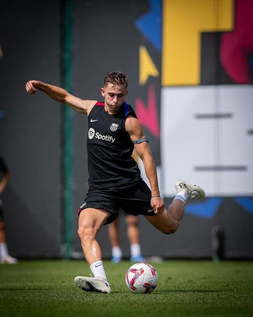 记者:巴萨今日训练课氛围轻松,项目是与队友搭档确保网球不落地