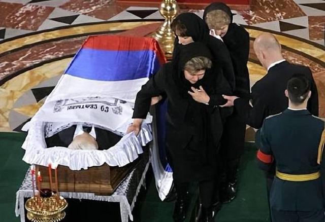 意甲官方悼念卢切斯库：向其家人表示慰问，并致以最深切的哀悼